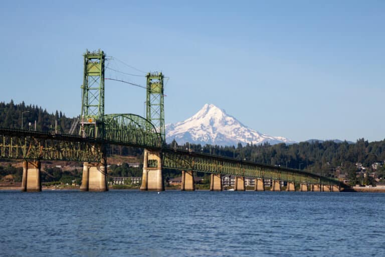 Hood River Bed and Breakfast, photo of Mount Hood with the bridge to Hood River on a sunny day