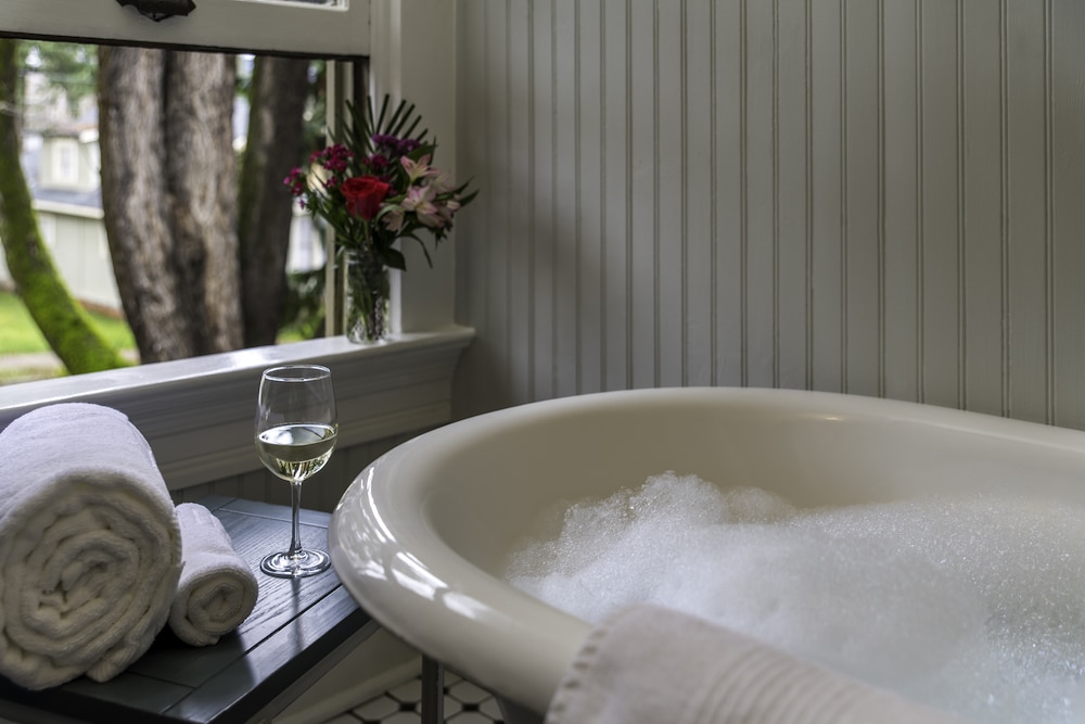 Hood River Lavender Farm, photo of a beautiful bubble bath at our Hood River Bed and Breakfast 